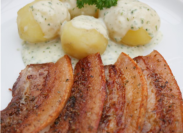Stegt flæsk med persillesovs" (Crispy Pork with Parsley Sauce)